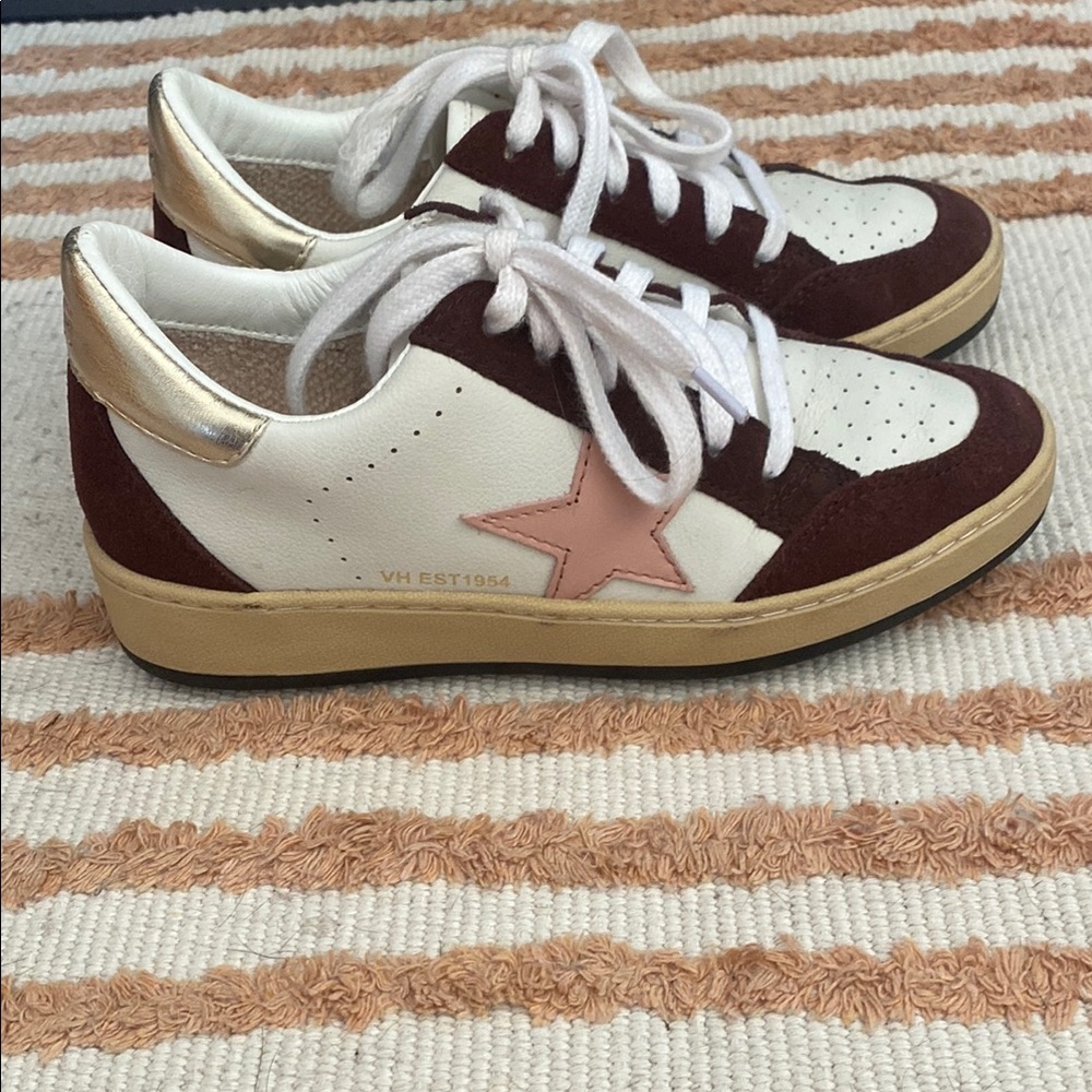 Vintage Havana Stylish White and Brown Sneakers with Gold Accents